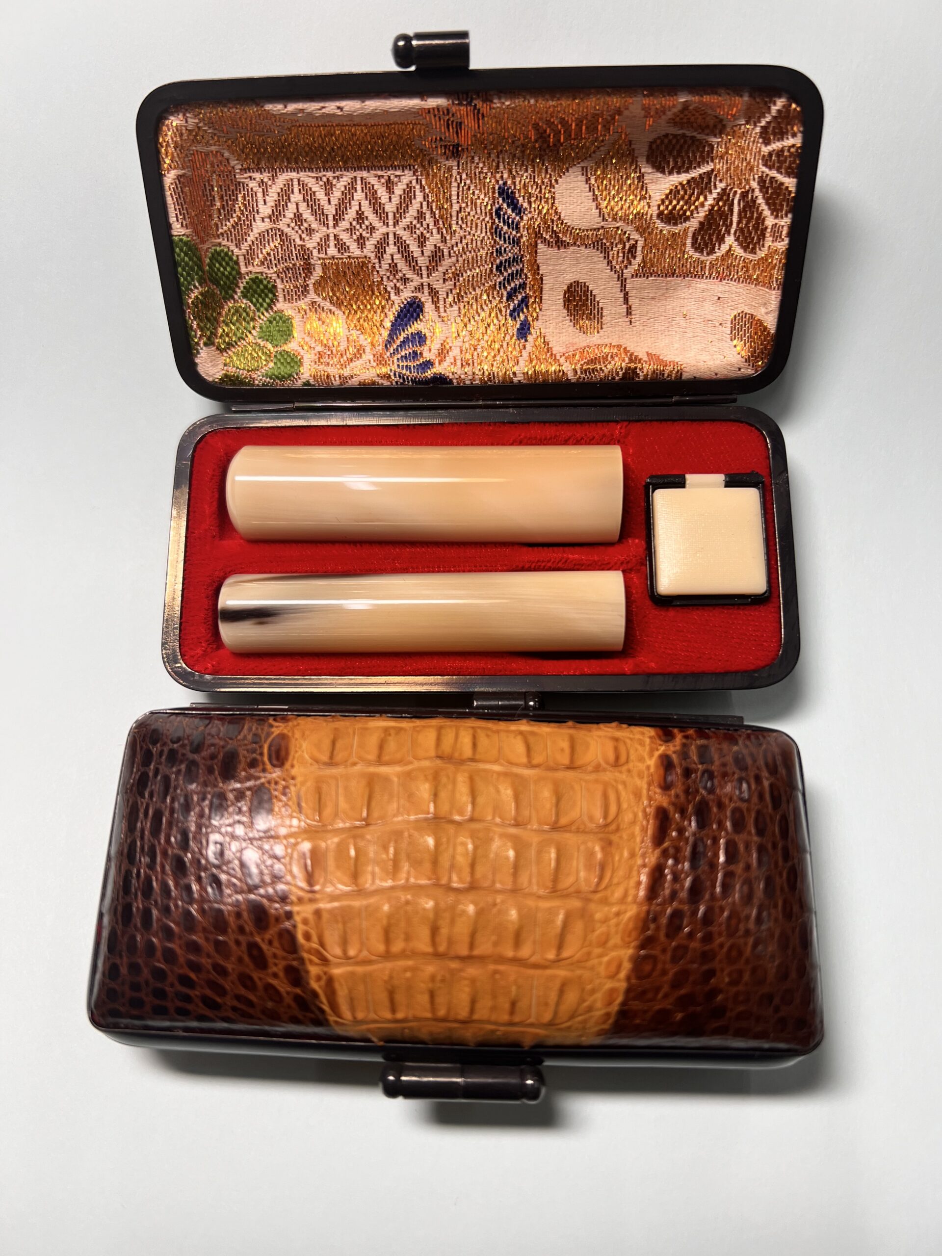 牛角15ミリ、12ミリ　実印銀行印セット　ワニの背革を使用したケースに入れて、25,000円＋消費税の大特価です！